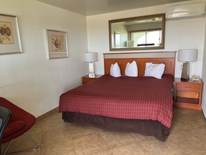 Habitació estàndard, pati, vistes a la vall | Caixa forta a l'habitació i escriptori 