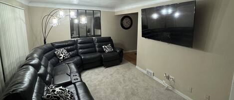 TV connectée, espaces bureaux, écrans d'ordinateur, imprimantes