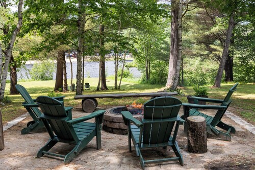 Cozy retreat with fireplace 3 miles from Whiteface & The North Pole