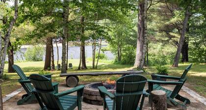 Cozy retreat with fireplace 3 miles from Whiteface & The North Pole