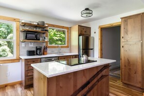 Kjøleskap, mikrobølgeovn, ovn og kokeplater