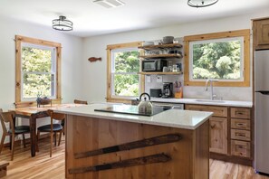Geladeira, micro-ondas, fogão, cooktop