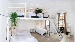 Roupas de cama premium, edredons de pluma, Wi-Fi de cortesia