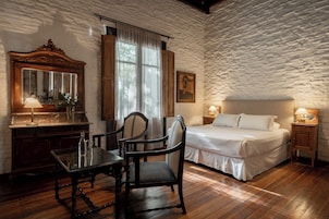 Deluxe Suite, Jetted Tub | Individually furnished, free WiFi, bed sheets