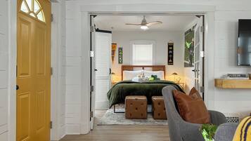 2 slaapkamers, een bureau, een strijkplank/strijkijzer, reisbedje