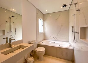 Dusche, Handtücher, Toilettenpapier