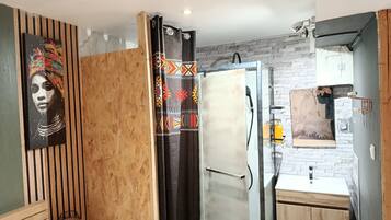 Shower, towels, soap, shampoo