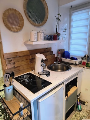 Kühlschrank, Mikrowelle, Herdplatte, Wasserkocher mit Kaffee-/Teezubehör