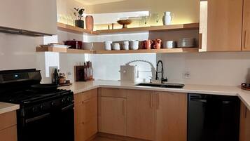 Fridge, oven, dishwasher, coffee/tea maker