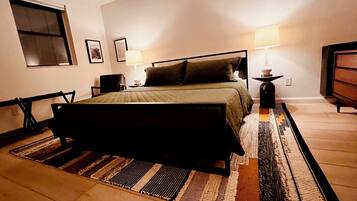 4 bedrooms, desk, WiFi, bed sheets