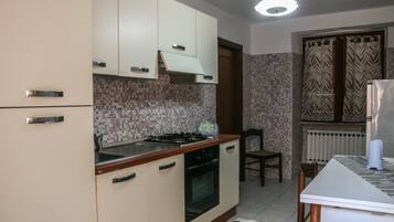 Kühlschrank, Ofen, Herdplatte, Wasserkocher mit Kaffee-/Teezubehör