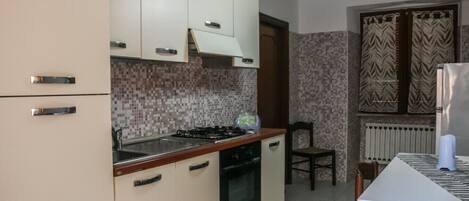 Fridge, oven, stovetop, coffee/tea maker