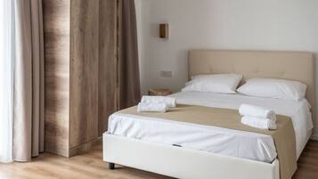 1 bedroom, desk, iron/ironing board, WiFi