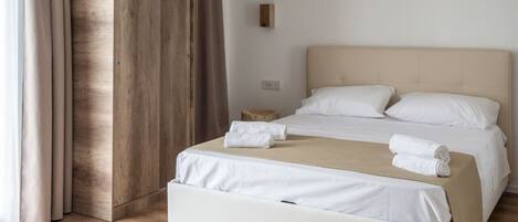 1 habitación, escritorio, tabla de planchar con plancha y wifi