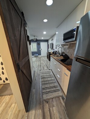 Een koelkast, een microgolfoven, een kookplaat