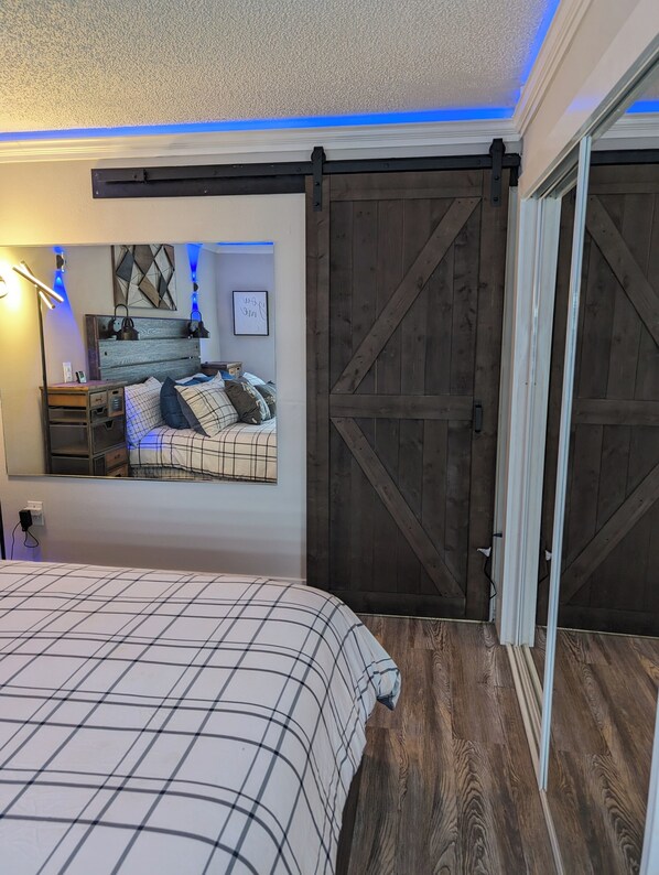 1 slaapkamer, een kluis op de kamer, een strijkplank/strijkijzer, wifi