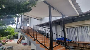 A modern house with a wooden staircase and a balcony. - Patamanan Residence Ang Thong (Wiset Chai Chan)