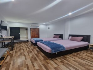 Kahden hengen deluxe-huone (kaksi sänkyä) | Työpöytä, kannettavalle tietokoneelle sopiva työtila, ilmainen Wi-Fi