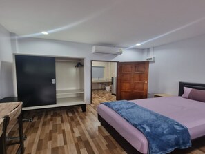 Escritorio, espacio para trabajar con laptop y wifi gratis 