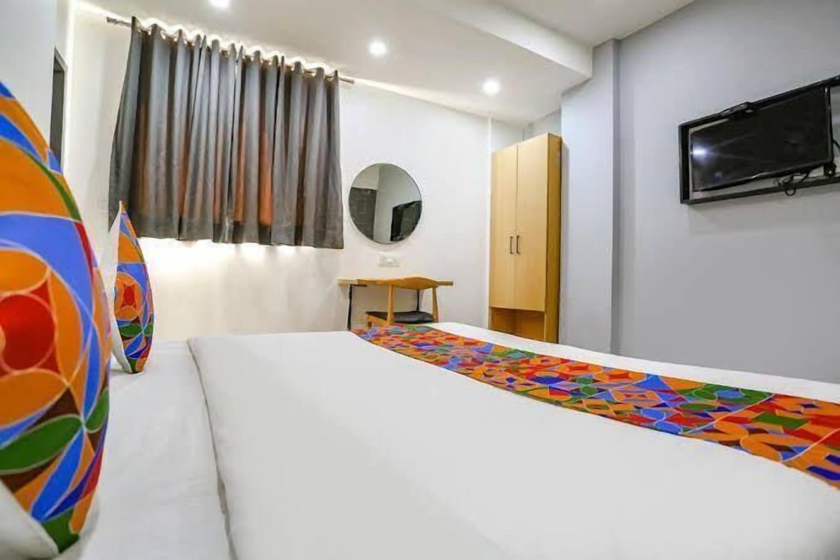 Deluxe-herbergi - borgarsýn | Öryggishólf í herbergi, straujárn/strauborð, ókeypis þráðlaus nettenging