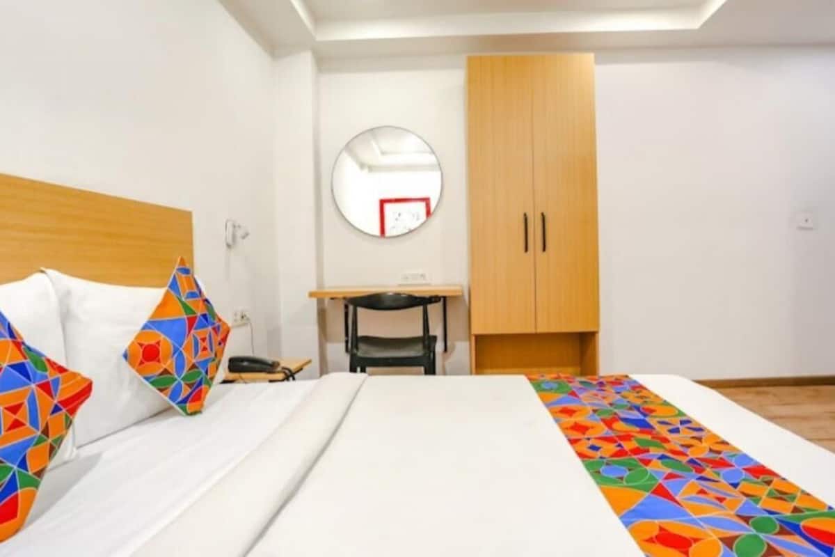 Deluxe-Zimmer, Stadtblick | Zimmersafe, Bügeleisen/Bügelbrett, kostenloses WLAN