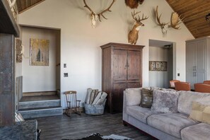 Fireplace, ping pong, books - Modern Cabin at Blue Mesa, INCREDIBLE VIEWS, 40min from BLK CNYN (Gunnison)