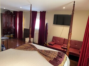 1 bedroom, free WiFi, bed sheets - Step back in time and experience the elegance of Victorian era.  (Reading)