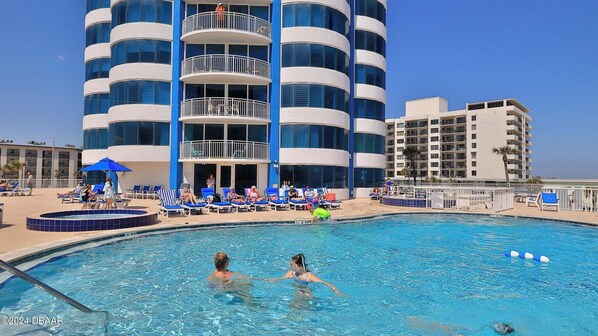 Una piscina al aire libre, una piscina climatizada