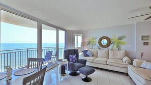 Smart TV, mesa de pingue-pongue, livros