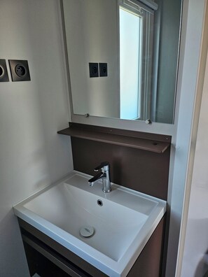 Bathroom - Mobil Home Climatisé 6 Personnes Camping la Falaise 4 (Narbonne)