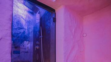 Douche, baignoire Ă jets, sĂšche-cheveux, bidet