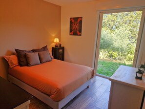 3 bedrooms, desk, iron/ironing board, WiFi