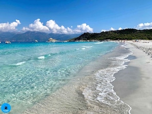 Una spiaggia nelle vicinanze