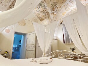 Standard Room, 1 Double Bed, Private Bathroom | In-room safe, free WiFi - La Dimora Degli Dei (Taranto)