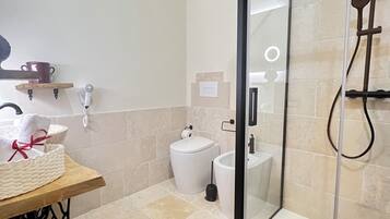 Luksushuone, 1 parisänky, oma kylpyhuone, osittainen merinäköala | Kylpyhuone | Ilmaiset hygieniatuotteet, hiustenkuivaaja, tohvelit, pyyhkeet