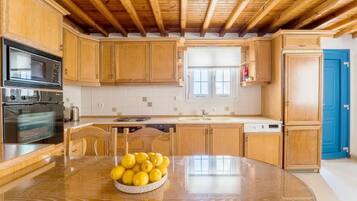 Fridge, oven, stovetop, coffee/tea maker