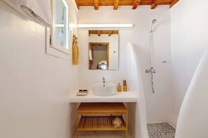 Ducha, secador de pelo, bidet, toallas