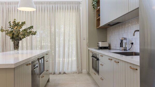 Private kitchen - Carramar - Fireplace - Absolute Waterfront (Culburra Beach)