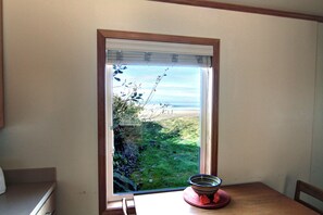 Interior - Aldoren's Wind 'n Tide - Oceanfront - Cannon Beach Property Mgmt (Cannon Beach)