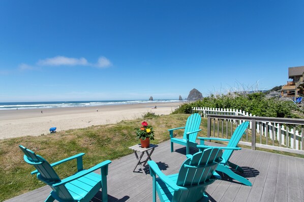 On the beach - Aldoren's Wind 'n Tide - Oceanfront - Cannon Beach Property Mgmt (Cannon Beach)