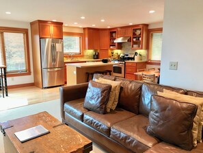 Smart TV, fireplace, books - Koblegarde's Beach House - Cannon Beach Property Mgmt (Cannon Beach)