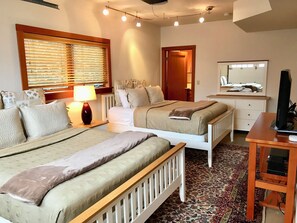 2 bedrooms, iron/ironing board, free WiFi, bed sheets - Koblegarde's Beach House - Cannon Beach Property Mgmt (Cannon Beach)