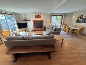 Smart TV, fireplace - Sandcastle condo C-1- Indoor Pool- Family/Pet Friendly-Family Getaway (Cannon Beach)