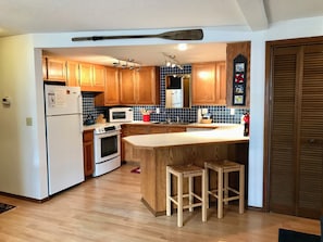 Kühlschrank, Mikrowelle, Ofen, Herdplatte