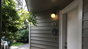 Una puerta de garaje con el número 'C1' y un buzón.