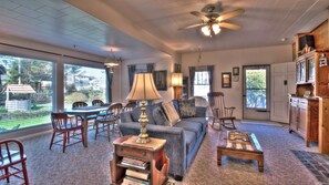 Smart-tv, eldstad och böcker