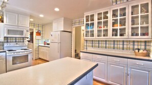 Kylskåp, mikrovågsugn, ugn och spishäll