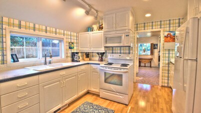 McRae House - Cannon Beach Property Mgmt