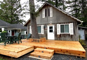 Outdoor dining - Calipso Cottage - dog friendly - Cannon Beach Property Mgmt (Cannon Beach)