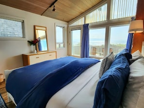 3 bedrooms, desk, free WiFi, bed sheets